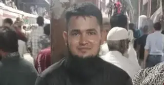 ট্রেনের ছাদ থেকে নামার সময় দুই বগির মাঝে পড়ে যুবক নিহত